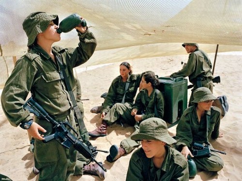 http://friends.kz/uploads/posts/2010-04/thumbs/1270701330_girls_of_israel_army_forces_39.jpg